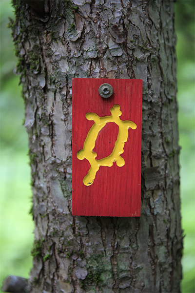 the unique trail blazes along the trail to Jagolinzer Falls